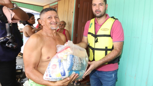 Em ação humanitária no Juruá Nicolau visita áreas alagadas e acompanha distribuição de donativos